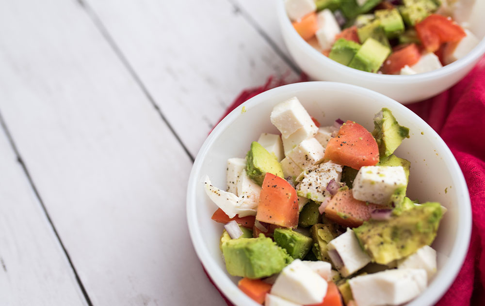 Avocadosalat mit Mozzarella, Kirschtomaten und Bärlauch