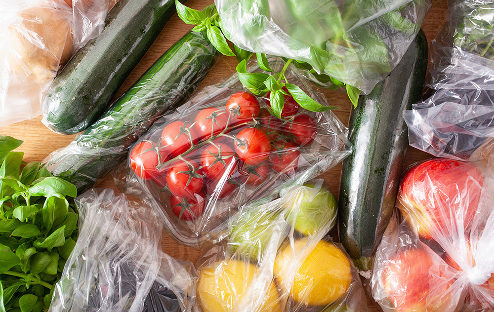 Titelbild zeigt verpacktes Obst und soll die täglich Belastung durch Weichmacher im Körper symbolisieren