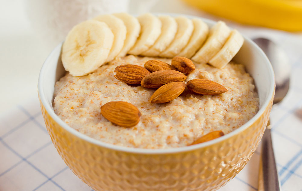 Porridge mit Banane und Mandeln