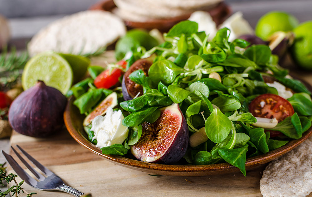 rezept-feigen-salat-mit-geroesteten-pinienkernen