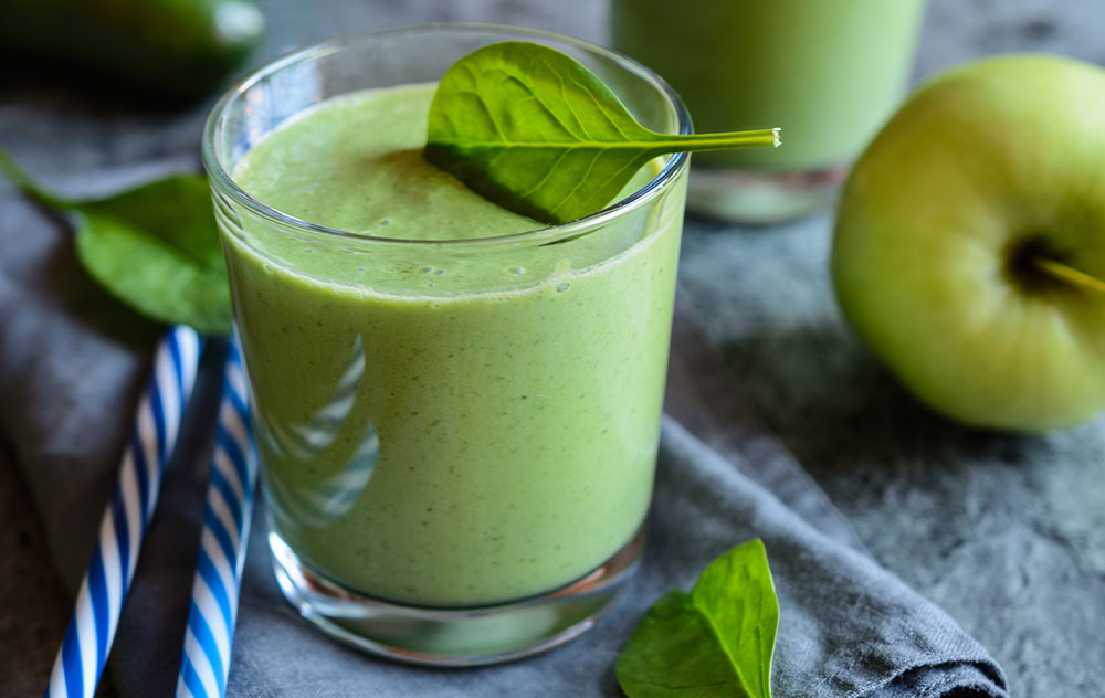 rezept-gruener-smoothie-mit-avocado-und-spinat