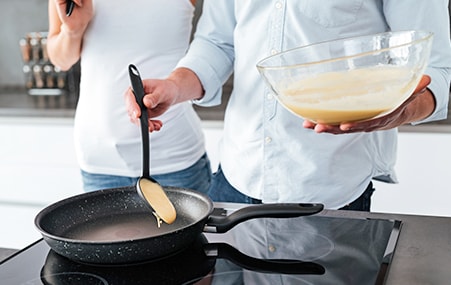 Protein Pancakes einfach und schnell zubereitet. Protein Pancake Zubereitung Schritt 1. protein-pancake-zubereitung-schritt1-backmischung-von-for-you