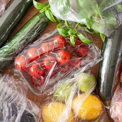 Bild zeigt Obst und Gemüse eingepackt in Plastik