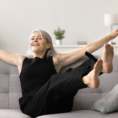 Schaubild zeigt glückliche Frauenauf einem Sofa