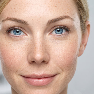 Schaubild zeigt Frau mit gesunden Hautbild, welches durch die Lutein Kapseln von for you gefördert wird
