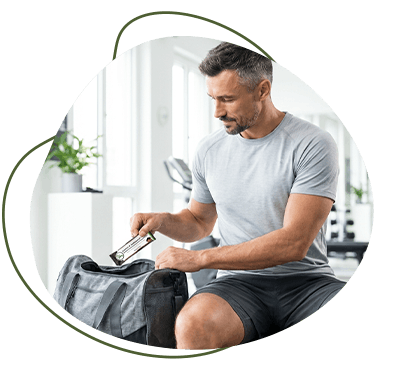 Sportlicher mit eiweißreichen Ballaststoffriegel im Sportstudio