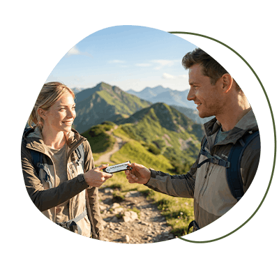 Personen beim Wandern. Verdeutlicht, dass Proteinriegel & Ballaststoffriegel als Snack für den Tag geeignet ist.